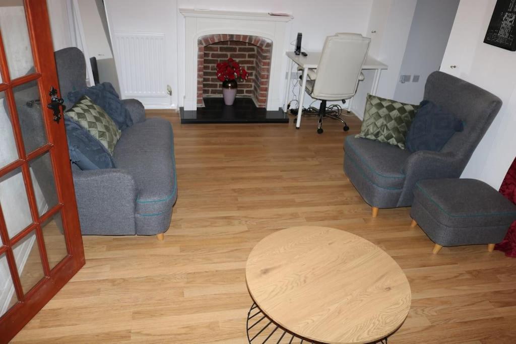 Entire -4 Bedrooms Detached House With Driveway Nottingham Exterior photo