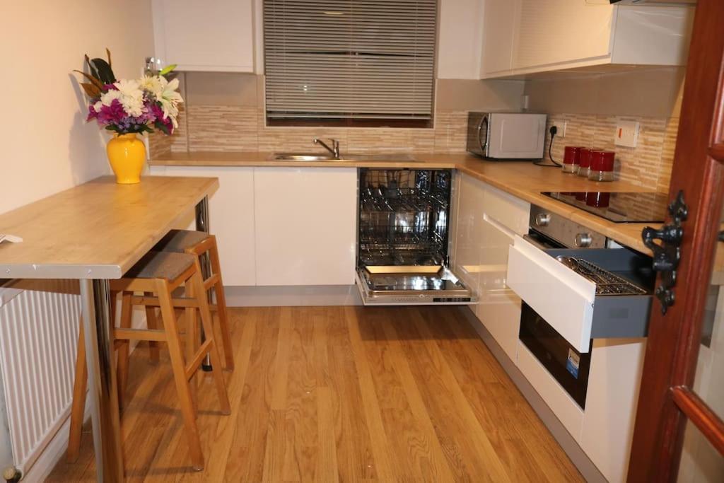 Entire -4 Bedrooms Detached House With Driveway Nottingham Exterior photo
