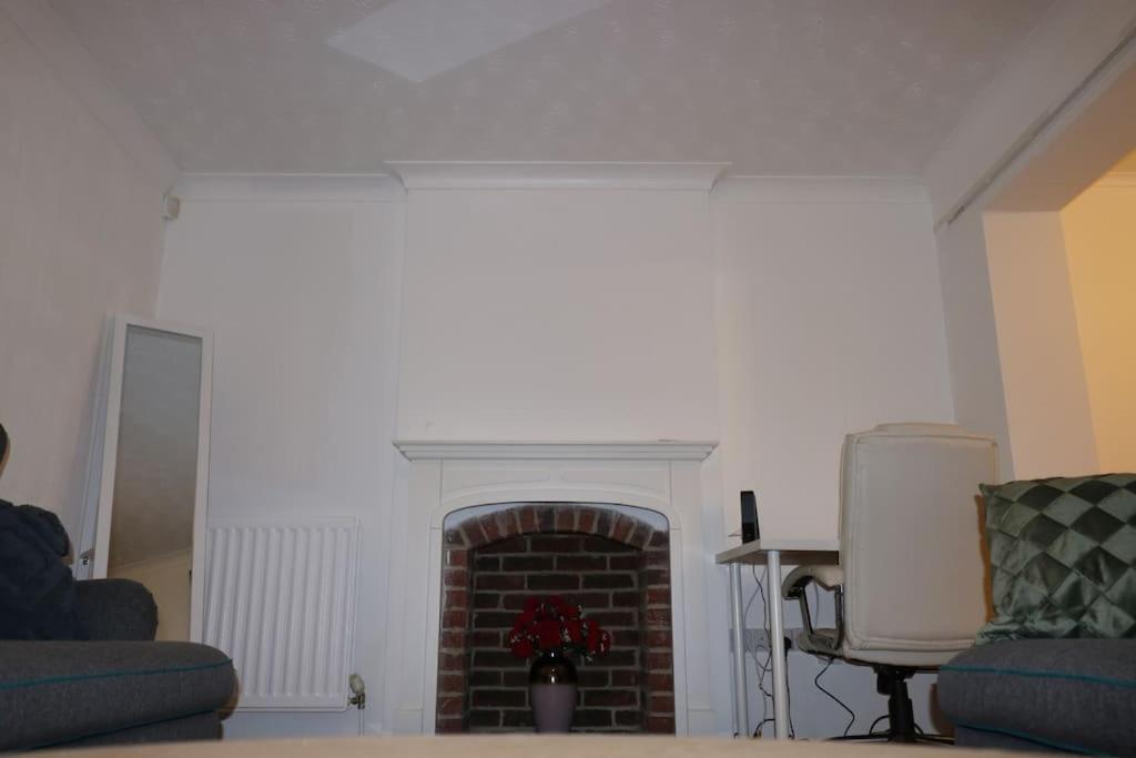 Entire -4 Bedrooms Detached House With Driveway Nottingham Exterior photo